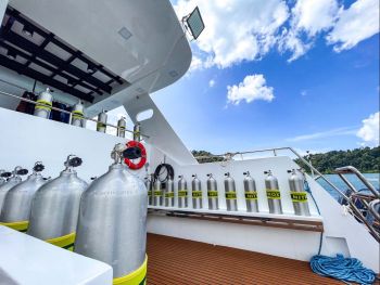 dive deck nitrox tanks