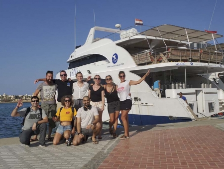 divers and MY Tillis liveaboard