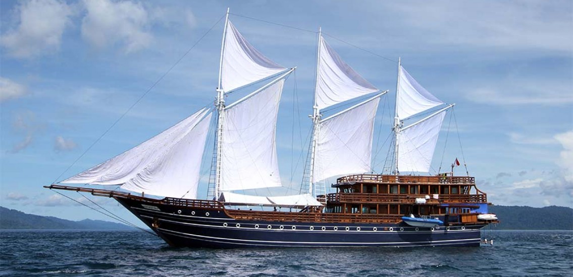 Amira liveaboard diving boat