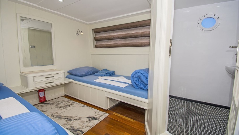 twin cabin contessa