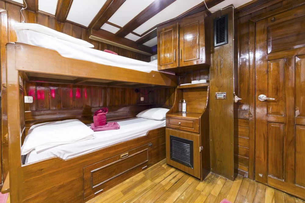 phinisi twin cabin bunks liveaboard