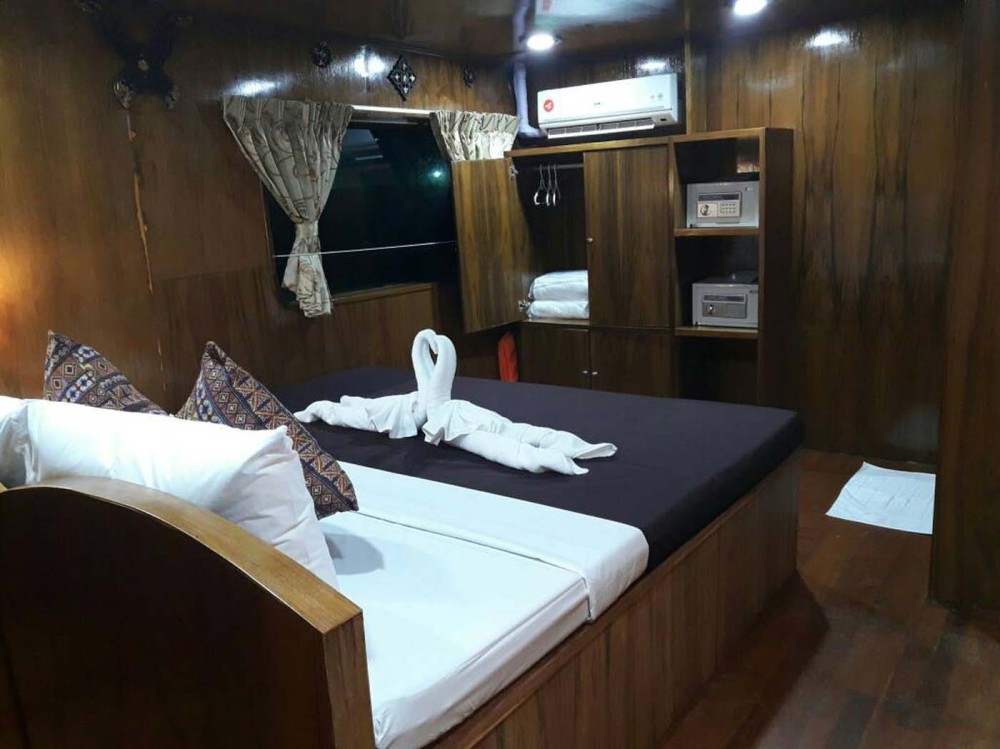 master cabin double bed 1